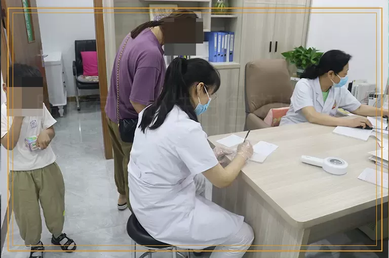 胳膊有一小块白色斑块是不是白癜风