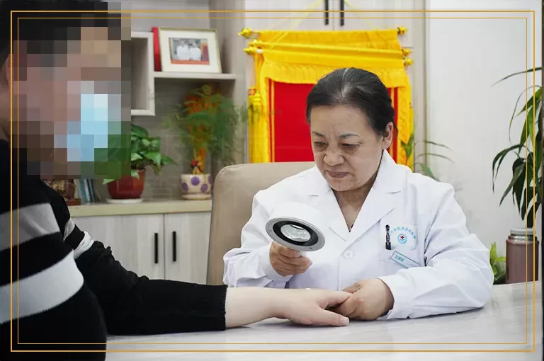 小孩肚皮处有一点白怎么检查是不是白癜风