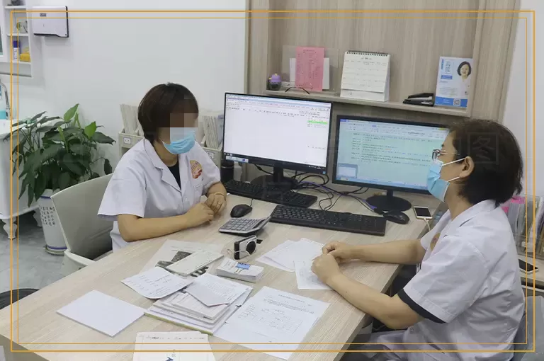 白癜风早期在伍德灯下的图片