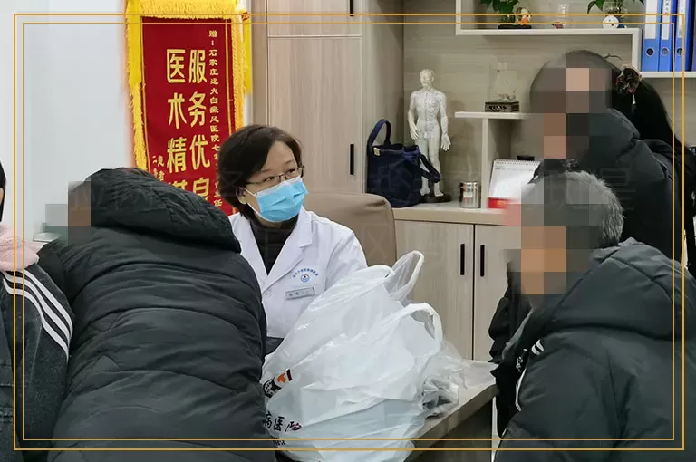 脸两边各有一块浅色的斑是白癜风吗