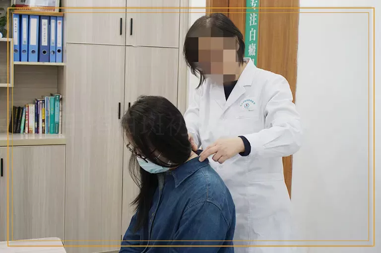 手指白斑初期症状图片