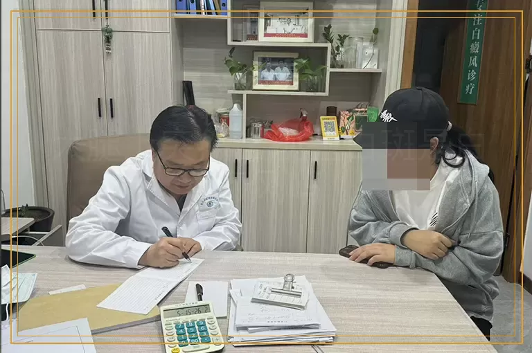 大腿上突然出现些白斑是白癜风吗